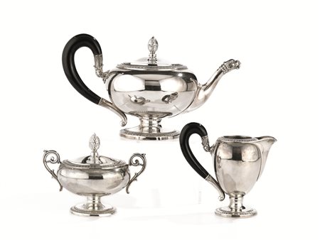 Servito da tè, di gusto Impero in argento composto di teiera, lattiera e...