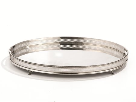 Vassoio ovale in argento bordo traforato, quattro piedini a zampa ferina, cm...