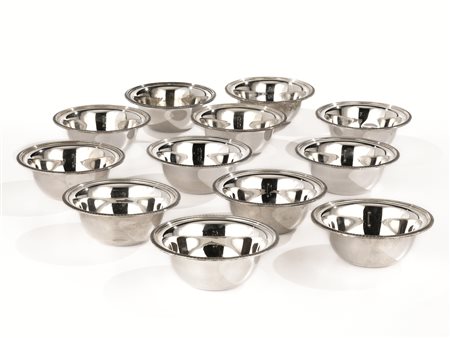 Dodici coppette lavadita, in argento, bordi decorati a foglie lanceolate, g...