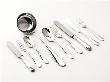 Servito di posate, in argento con manici decorati da iniziali PC incise,...