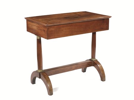 Toilette, Toscana, prima metà sec. XIX, in noce a patina bionda piano...