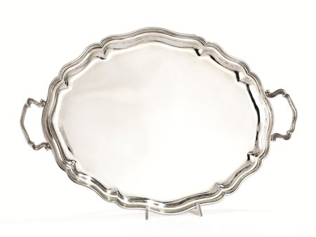 Vassoio, in argento di forma ovale sagomata, due manici a volute, cm 57x38, g...