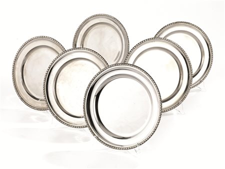 Sei piattini, in argento con bordo a cordonetto, diam. cm 20, g 1250 (6) &nbsp;