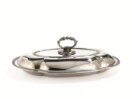 Legumiera in argento di forma ovale lobata con bordo decorato a foglie...