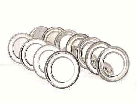 Dodici piattini, in argento, bordo a foglie lanceolate, diam. cm 19, g 2190...
