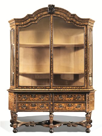 Mobile vetrina, Olanda, metà sec. XVIII, in noce intarsiato a motivi...