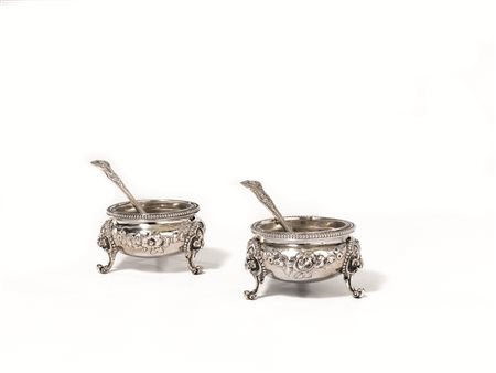 Coppia di saliere, Londra, 1859, di forma circolare in argento sbalzato a...