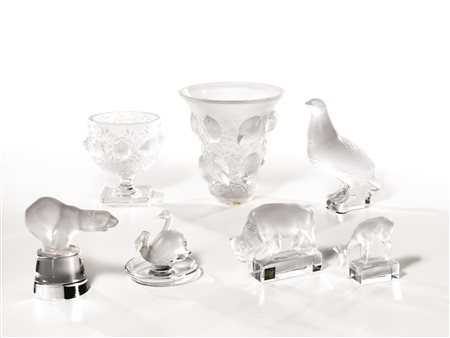 Vaso da fiori e sei sculture, manifattura Lalique, in vetro satinato a forma...