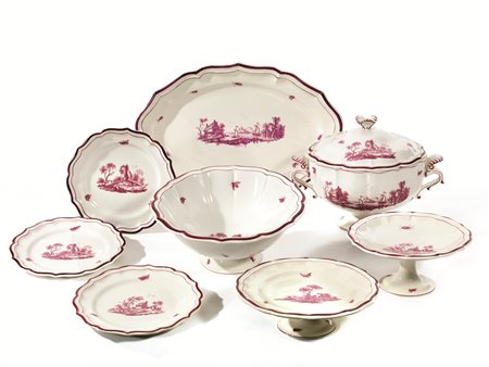 Servito di piatti, manifattura di Gien, in terraglia, fondo avorio con...