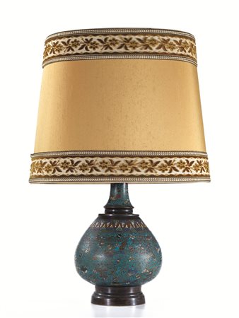 Vaso, Cina, sec. XIX-XX, in metallo cloisonné decorato con motivi geometrici...