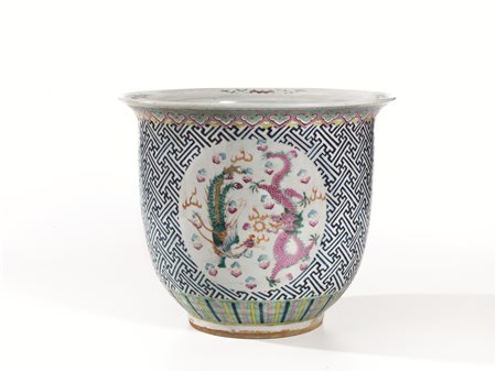 Cache-pot, Cina, sec. XIX, in porcellana policroma decorata con motivi...