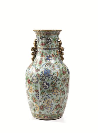 Vaso, Cina, sec. XIX, in porcellana policroma decorato con motivi floreali,...