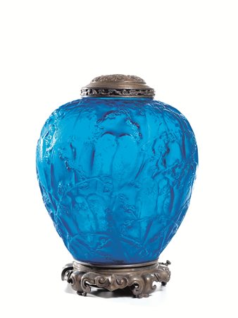 Lume da tavolo, sec. XX, realizzato come un vaso in vetro blu satinato e...