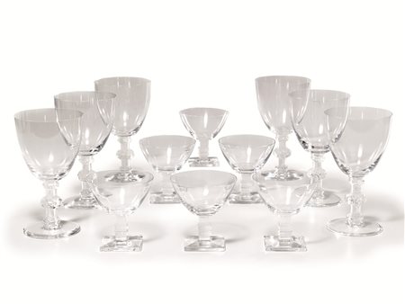 Quarantuno bicchieri, manifattura Lalique, a calice di tre modelli diversi...