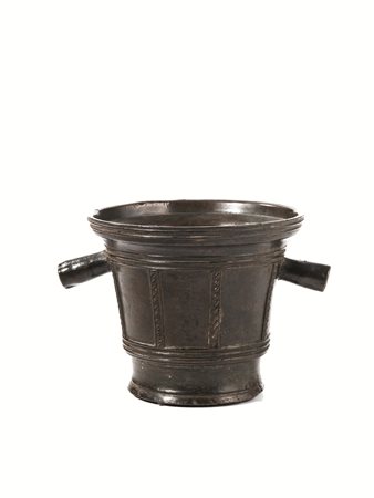 Mortaio, sec. XVII, in bronzo, corpo decorato da piccole fascie a motivo...