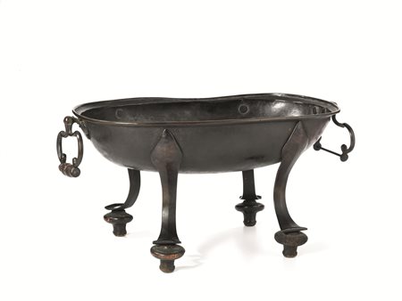 Braciere, sec. XVIII, in bronzo di forma ovale, due anse a volute e piedi...
