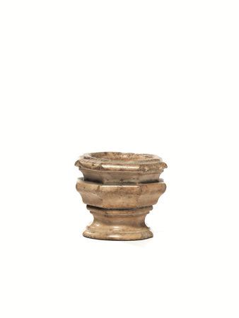 Calamaio, sec. XVIII, in marmo, di forma ottagonale, alt. cm 9, lievi danni e...