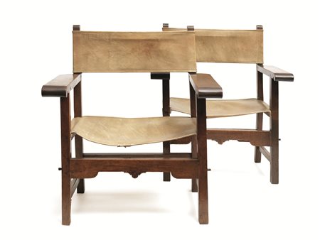 Coppia di poltrone, Spagna, sec. XVII, in noce, spalliera a braccioli...