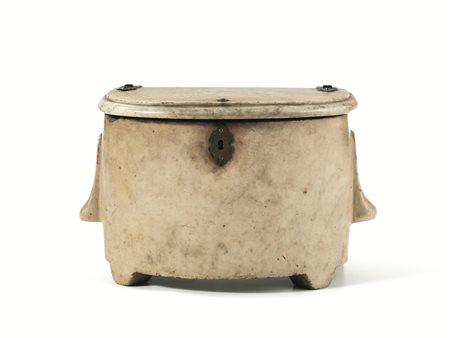 Scatola, secolo XVIII, in marmo, interno a due alloggi circolari, cm 29x12x20...