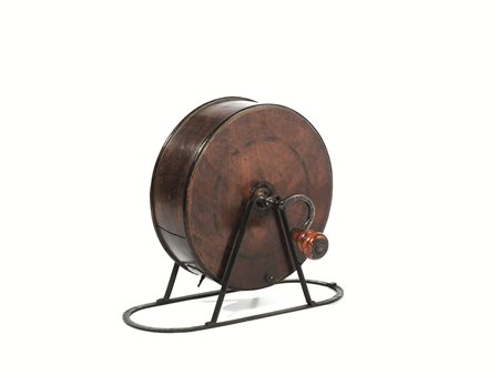 Contenitore girevole, sec. XVIII, in noce, su base in metallo &nbsp;