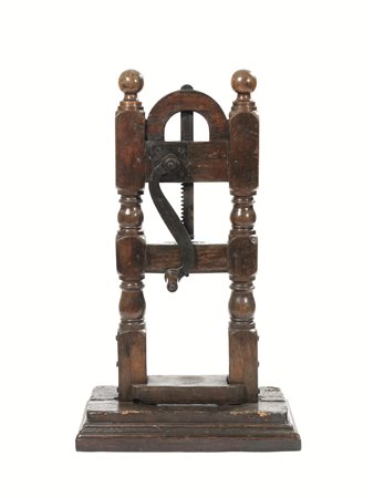 Grande imbottigliatore, Lombardia, sec. XVIII, in noce a patina scura e ferro...