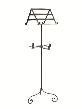 Leggio, sec. XIX, in ferro battuto e lamierina, parte superiore a doppio...