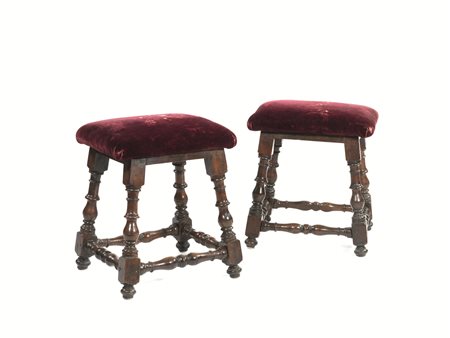 Coppia di panchetti, fine sec. XVII, in noce tornito, gambe e traverse a...