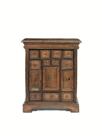 Piccolo stipo, Italia centrale, metà sec. XVII, in noce a patina bionda,...