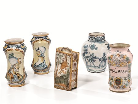 Vaso, sec. XIX, in maiolica fondo bianco con decoro in blu a scene...