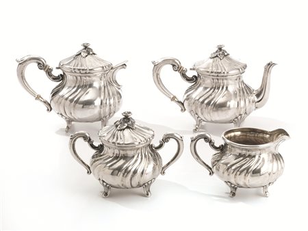 Caffettiera alla turca, in metallo argentato, corpo inciso e cesellato a...