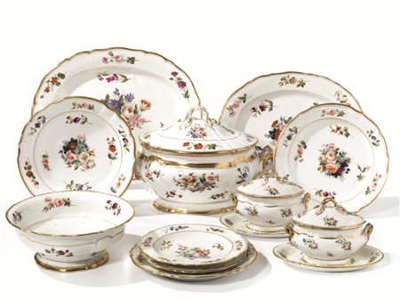 Servito di piatti, Francia, fine secolo XIX, in porcellana bianca decorata a...