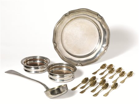 Vassoio, in argento, di forma circolare in argento, tesa sagomata diam. cm...