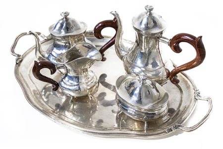Servizio da °e in argento composto da vassoio, caffettiera, teiera, lattiera e zuccheriera, 20°  secolo