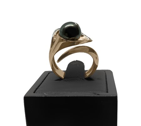 Anello calla, in oro, brillanti e perla nera °aiti
