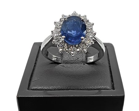 Anello con zaffiro naturale