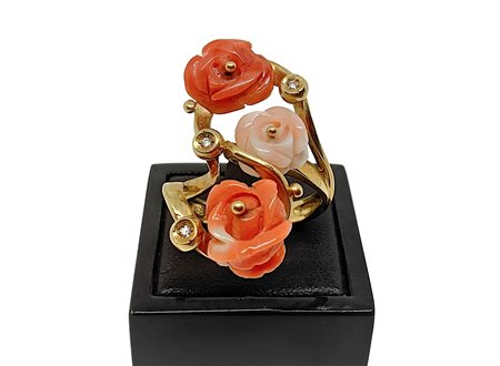 Anello in oro con corallo, 20°  secolo