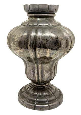 Vaso in argento ribattuto a mano, XVII secolo. 628 gr. Punzoni sul bordo della base. H cm 23, base cm 11.
