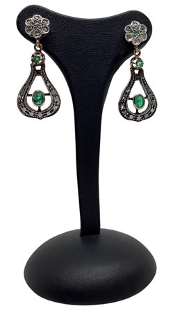 Orecchini pendenti con smeraldi e diamanti in oro 18 carati e argento