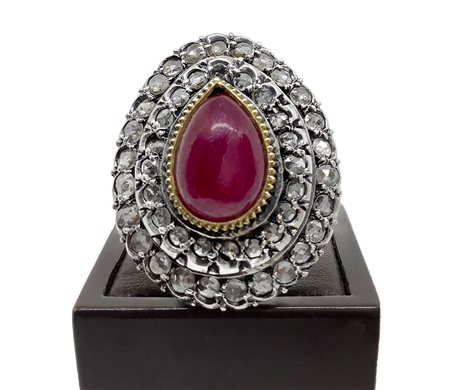 Anello in oro 12 carati con radice di rubino a goccia cabocon e doppio giro di diamanti