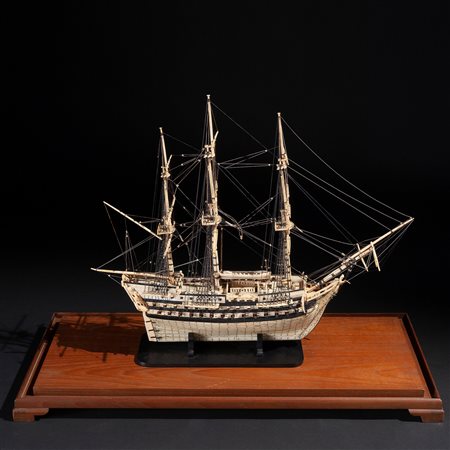 Pregevole modello di galeone in osso dipinto, XVIII secolo