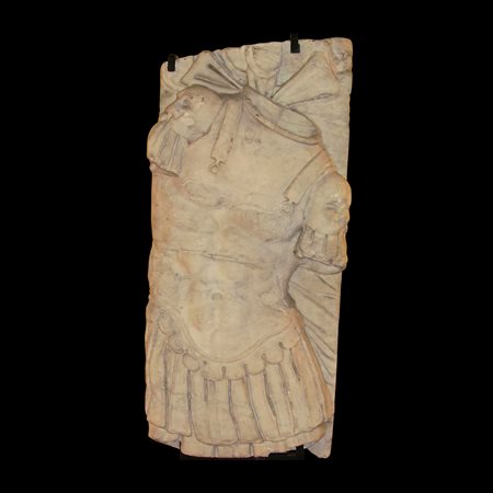 Antico rilievo con armatura di condottiero romano