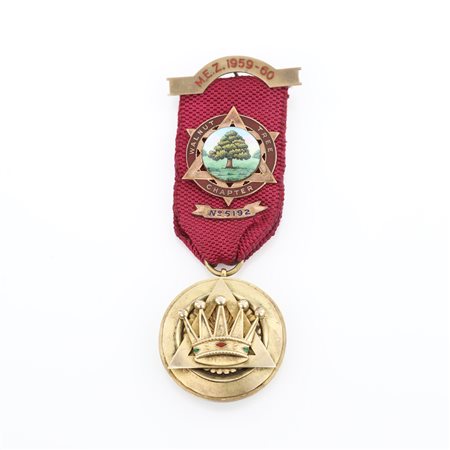 Distintivo con coccarda e spilla della Walnut Tree Chapter n° 5192 in argento dorato e smalti