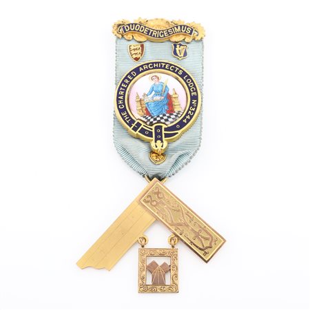 Distintivo con coccarda e spilla per il Duodetrigesimus della The Chartered Architects Lodge n° 3244 interamente in oro 9 kt