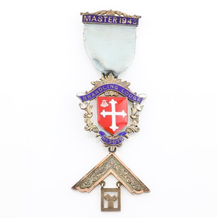 Distintivo con coccarda e spilla della Brandling Lodge n° 3875 in argento dorato e smalti, Londra, argentiere Spencer