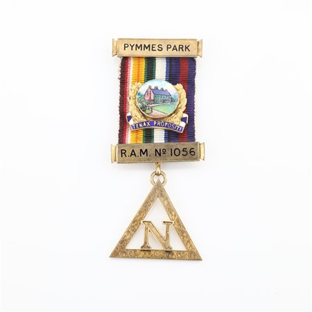 Distintivo con coccarda e spilla del Pymmes Park Lodge of R.A.M. n° 1056 in argento sterling e smalti