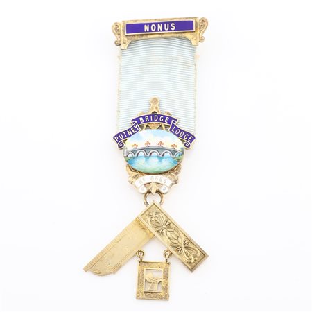 Distintivo con coccarda e spilla del Putney Bridge Lodge n° 6686 in argento dorato e smalti