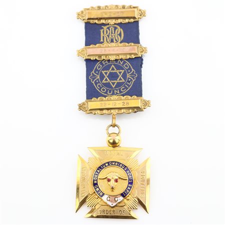 Distintivo con coccarda del Royal Antediluvian Order of Buffaloes in oro 9 kt e smalti