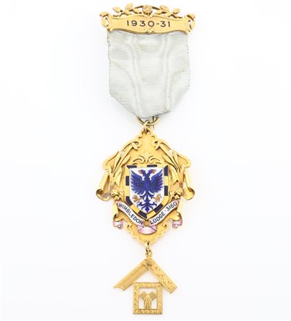 Distintivo con coccarda e spilla della Wimbledon Lodge n° 3160 in oro 15 kt e smalti