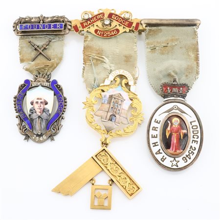 Tre distintivi con coccarda e spilla del Rahere Lodge n° 2546 in argento dorato, oro 18 kt, smalti e brillanti