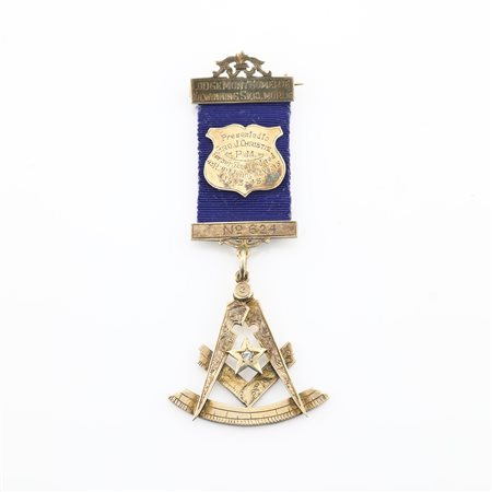 Distintivo con coccarda e spilla della Lodge Montgomerie Kilwinning Skelmorlie n° 624 in argento dorato con diamante